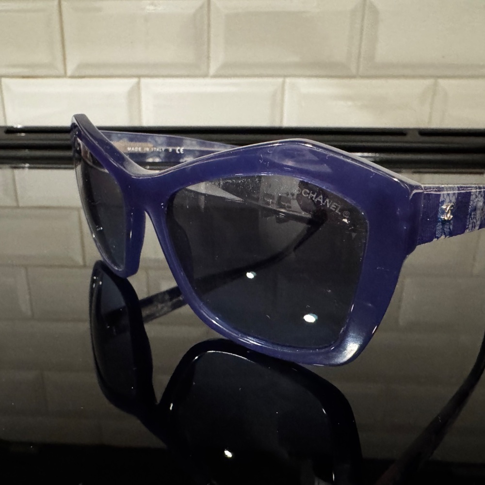 Authentic $700 CHANEL 5296 butterfly sunglasses in blue lace design - Picture 6 of 14